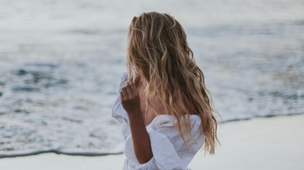 3 τρόποι να προστατεύσεις τα μαλλιά σου από τον καυτό καλοκαιρινό ήλιο