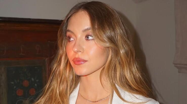 Η φθινοπωρινή Banoffee Blonde απόχρωση μαλλιών της Sydney Sweeney