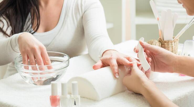 Cloud dancer nails: Η απόλυτη clean & minimal τάση στα νύχια