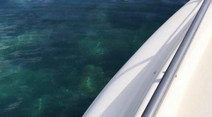 Επώνυμη Κύπρια οδηγεί σκάφος στη Βουλιαγμένη! [βίντεο & εικόνες]