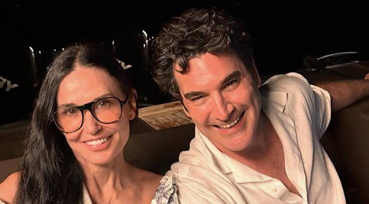 Χριστόφορος Παπακαλιάτης: Ποζάρει αγκαλιά με τη Demi Moore στο Los Angeles 