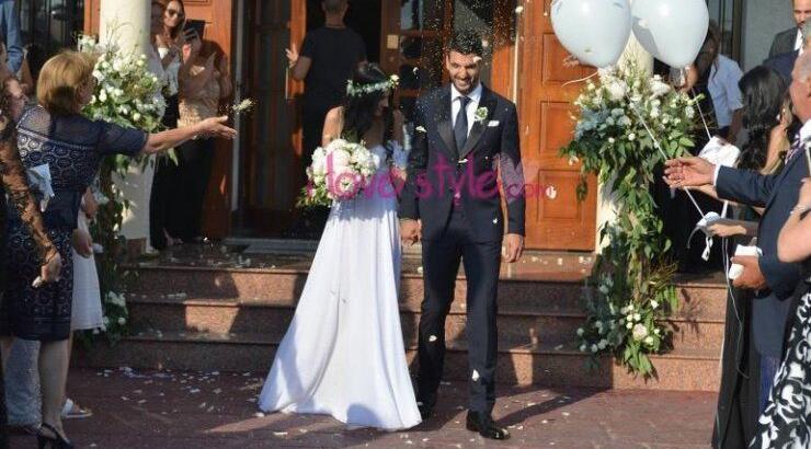 Ανεγκέφαλοι: Έριξαν αβγά κατά την έξοδο του Γιώργου Μερκή και της Άντρεας Κυριακού από την εκκλησία