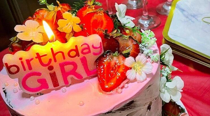 Η Κύπρια παρουσιάστρια γιόρτασε τα γενέθλια της αγκαλιά με τον σύζυγο και την 17 μηνών κόρη τους