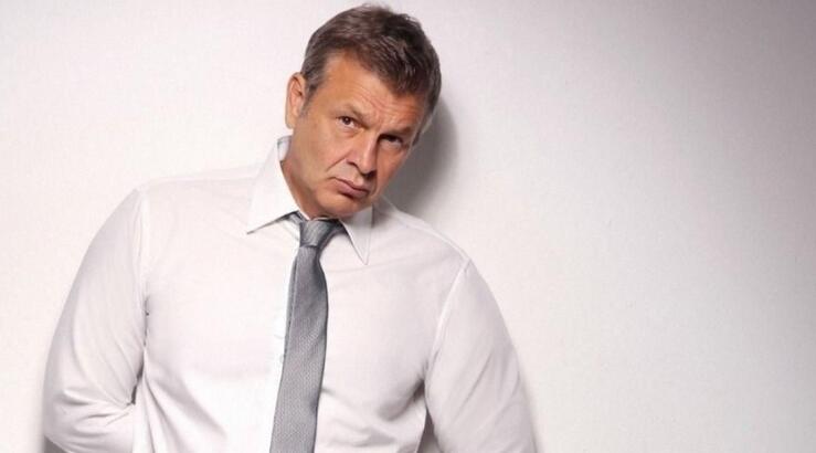 Απόστολος Γκλέτσος: "Πάντα υπάρχει μια γυναίκα στη ζωή μου. Στα δύσκολα θα δω και αισθησιακές ταινίες" [βίντεο]