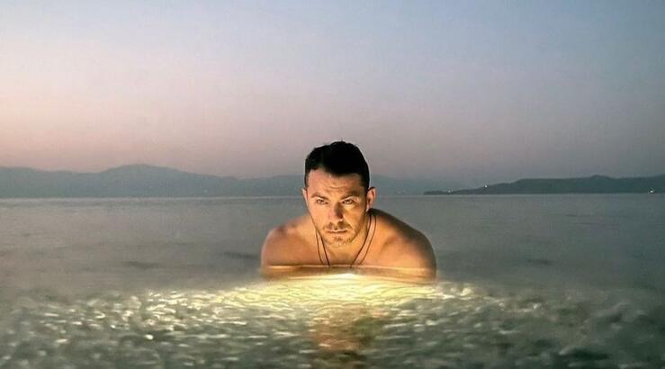 Γιώργος Αγγελόπουλος: Οδηγεί ταχύπλοο σκάφος με συνοδηγό την κόρη του [εικόνα]