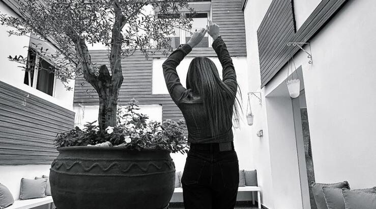 Ελληνίδα τραγουδίστρια αποκαλύπτει: "Σε γύρισμα videoclip πήγαμε να κάψουμε ξενοδοχείο"