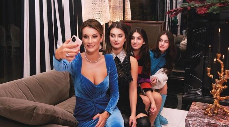 Γιώτα Παπαδοπούλου: Στο βροχερό Λονδίνο με την κόρη της [εικόνα]