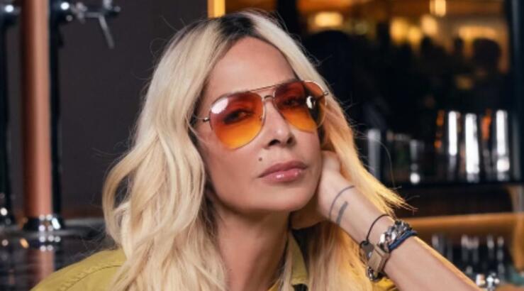 Άννα Βίσση: Χορεύει στο δρόμο μετά από βραδινή της έξοδο - "Δεν μπαίνω σπίτι μου…θα το τερματίσω" [βίντεο]