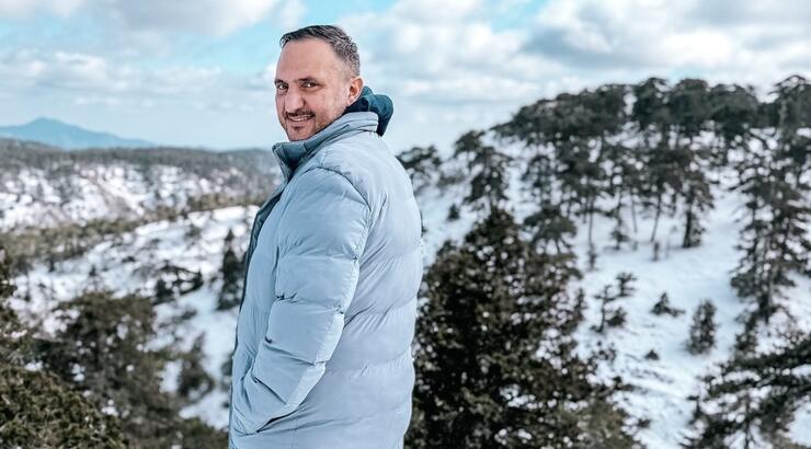 Κωνσταντίνος Κωνσταντίνου: Ο γιος του έγινε 16 και του ευχήθηκε με μία εικόνα τους στα χιόνια