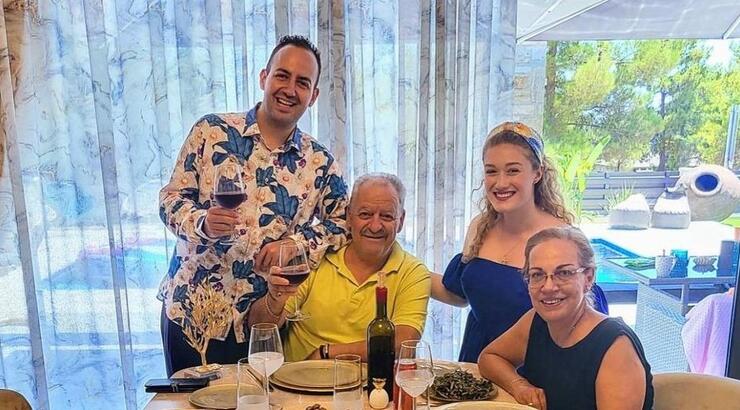 Μαυρίκιος - Ιλάειρα: Πόσταραν τους γονείς τους να κρατούν συγκινημένοι τη νεογέννητη εγγονή τους