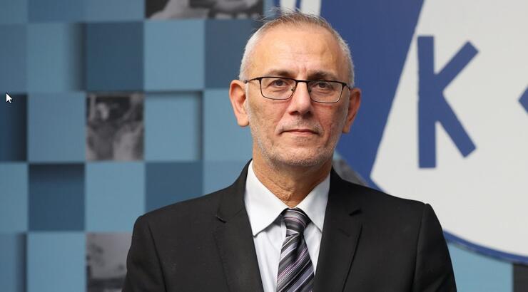 Θεόδωρος Καυκαρίδης: Ποζάρει με τις τρεις γυναίκες της ζωής του εκεί που γνώρισε τη σύζυγο του