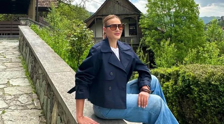 Στάλω Ηλία: Με το δημοφιλές denim παντελόνι που κυριαρχεί στις τάσεις