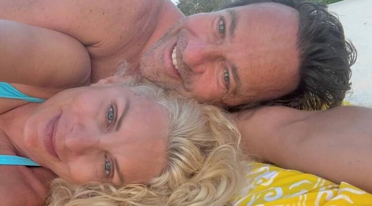 Ελένη Μενεγάκη: Ποζάρει στην αγκαλιά του συζύγου της από τον εξωτικό προορισμό όπου βρίσκονται