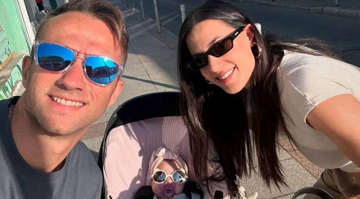 Milan Trajkovic: Απαθανάτισε τη σύζυγό του με την 4 μηνών κόρη τους σε festive πόζα