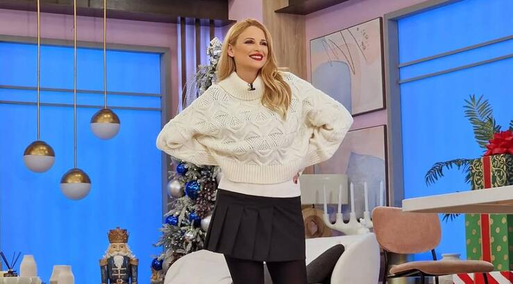 Χριστιάνα Αριστοτέλους: Αγκαλιά με τα δύο της παιδιά μπροστά στο χριστουγεννιάτικό τους δέντρο [εικόνα]