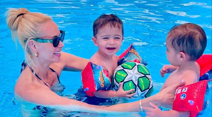 Στέλλα Δημητρίου: Βουτιές με τα δίδυμα αγόρια της στην πισίνα [εικόνες]