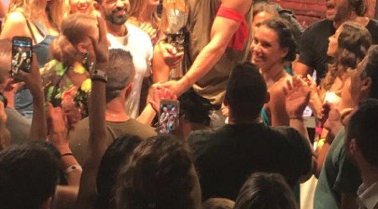 Σε ποιους παίκτες του "Survivor" έδωσε το βραβείο ο Ντάνος αμέσως μετά τη νική του και το σήκωσαν και αυτοί; 