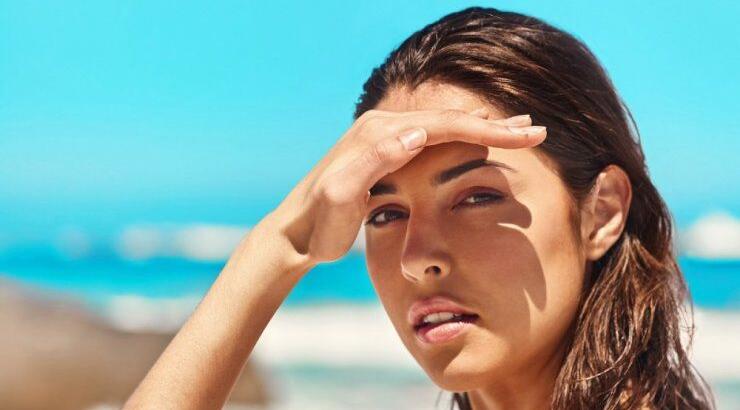 Η ειδικός εξηγεί πώς επηρεάζει το δέρμα σου η υπερβολική έκθεση στον ήλιο