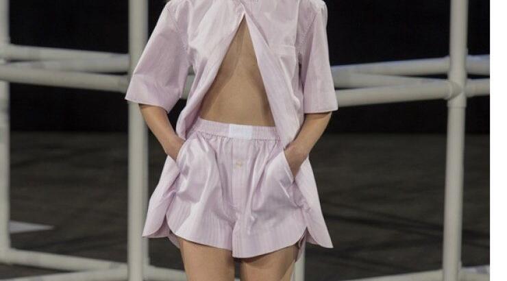 Το ρούχο που «αδυνατίζει» τα πόδια σου