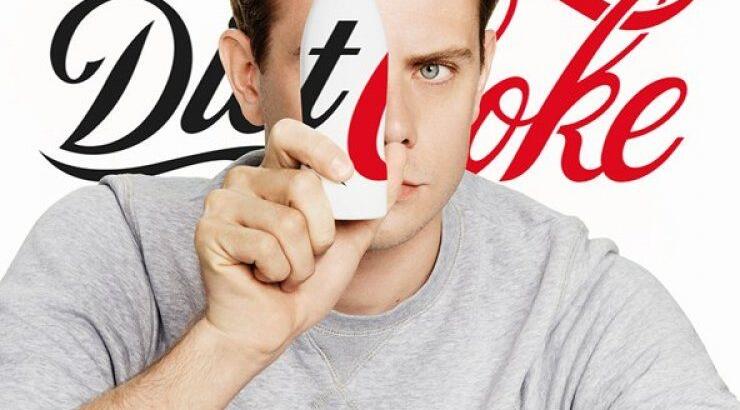 Ποιος σχεδιαστής ντύνει το μπουκάλι της diet coke 