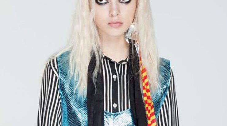 Kendall Jenner: Με πλατινέ μαλλιά και τα ωραιότερα εορταστικά looks [εικόνες]