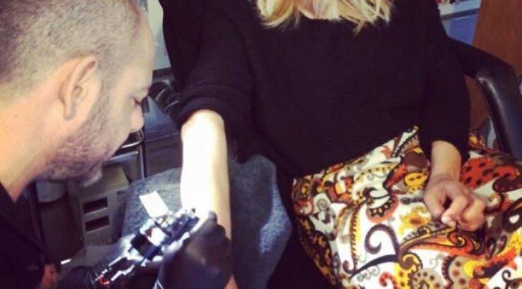 Ποια Ελληνίδα παρουσιάστρια "χτύπησε" νέο τατουάζ;