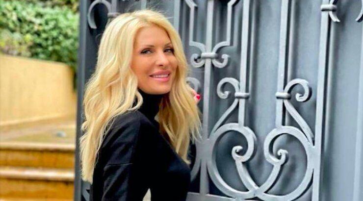 Ελένη Μενεγάκη: Σουβλίζει οβελία στον κήπο της και ετοιμάζει υπέροχο Πασχαλινό τραπέζι [εικόνα]