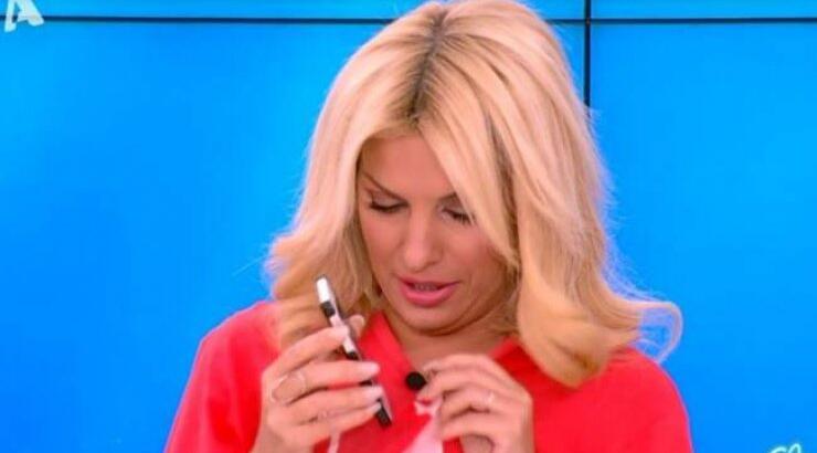 Δε θα πιστεύετε ποιον πήρε τηλέφωνο η Μενεγάκη on air!