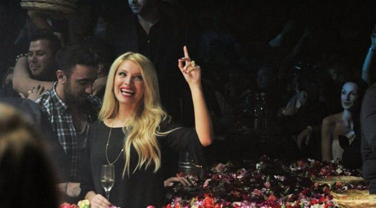 Κατερίνα Καινούριου: Ξεφάντωσε στα μπουζούκια...με παρέα