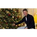 Σάκης Ρουβάς: Στολίζει το χριστουγεννιάτικο δέντρο στο σπίτι του και στέλνει τις ευχές του [βίντεο]