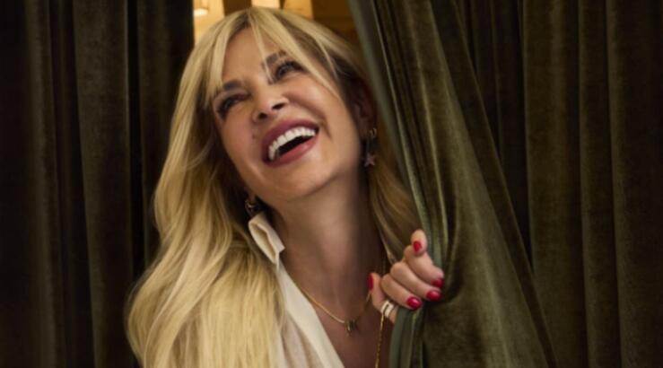 Γενέθλια για την Άννα Βίσση: Η τούρτα που της πρόσφεραν πάνω στη σκηνή [βίντεο]