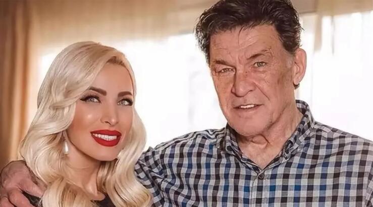 Ο πατέρας της Καινούργιου αποκάλυψε στην εκπομπή της ποια τραγουδίστρια ήταν ο πρώτος του έρωτας