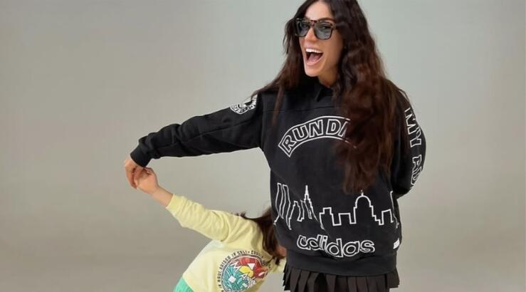 Ήβη Αδάμου: Η γλυκιά παρέμβαση της κόρης της όσο έβγαζε story στο σαλόνι του σπιτιού τους [βίντεο]