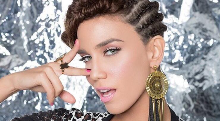 Κατερίνα Στικούδη: Έγραψε επάνω στο στήθος της «I love my followers» με κόκκινο κραγιόν!