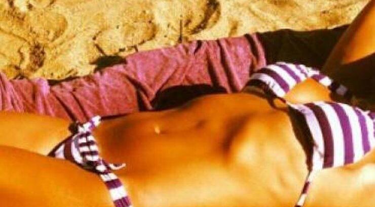 Η sexy γυμνάστρια συνεχίζει να ποζάρει και να αναστατώνει τα social media