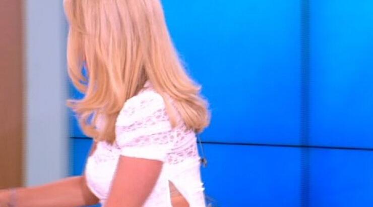 Η Ελένη Μενεγάκη βγήκε με ανοιχτό φερμουάρ on air