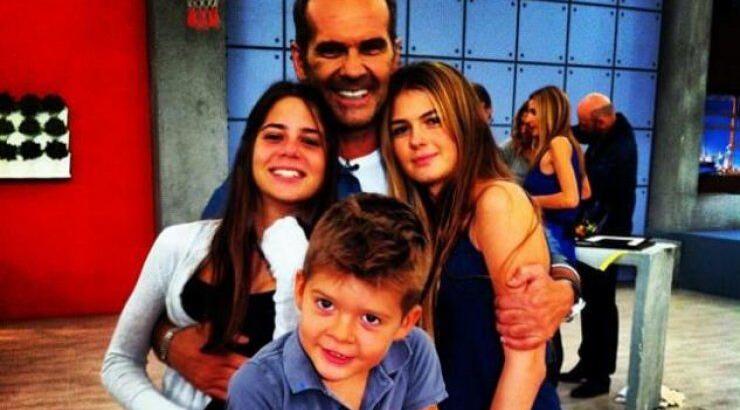 Πέτρος Κωστόπουλος: Ποζάρει με τα παιδιά του στο πλατό της εκπομπής