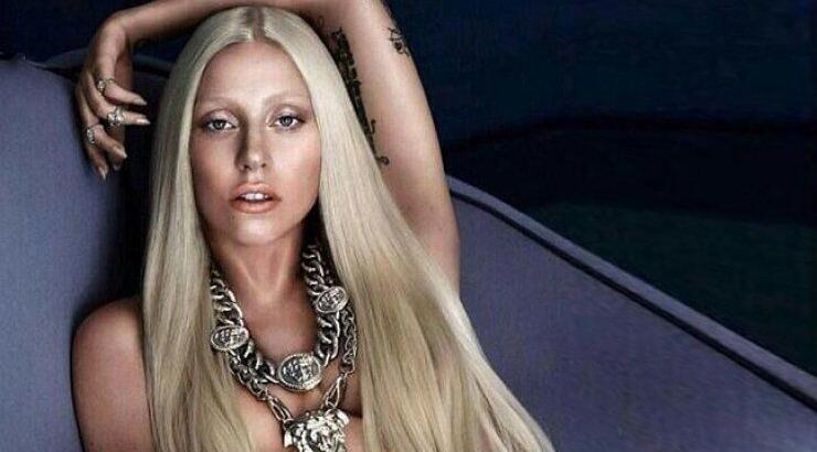 Lady Gaga: Η topless φωτογράφηση της για τον οίκο Versace!