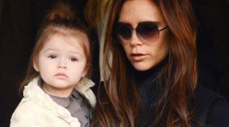 Victoria Beckham: Δίνει τα πανάκριβα ρούχα της μικρής Harper για φιλανθρωπικό σκοπό!