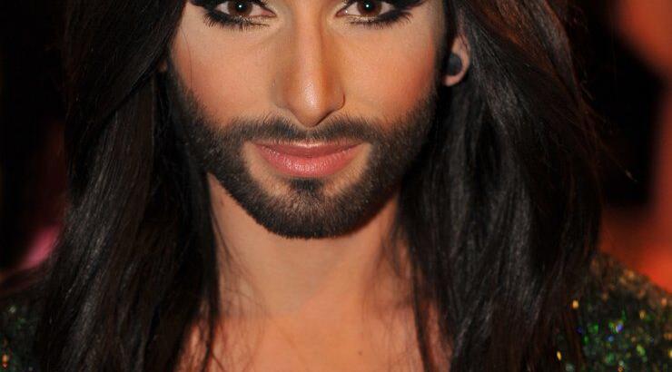 Έτσι είναι η γυναίκα με το μούσι κάτω απο τη σκηνή! [εικόνα]