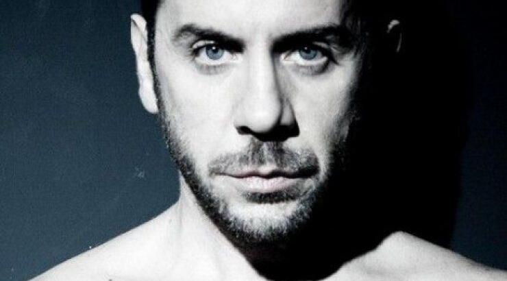 Ο Γιώργος Μαζωνάκης πάνω σε τακούνια στο Madwalk