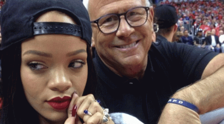 Απίστευτο: Μια selfie κόστισε στη Rihanna 18.000 ευρώ