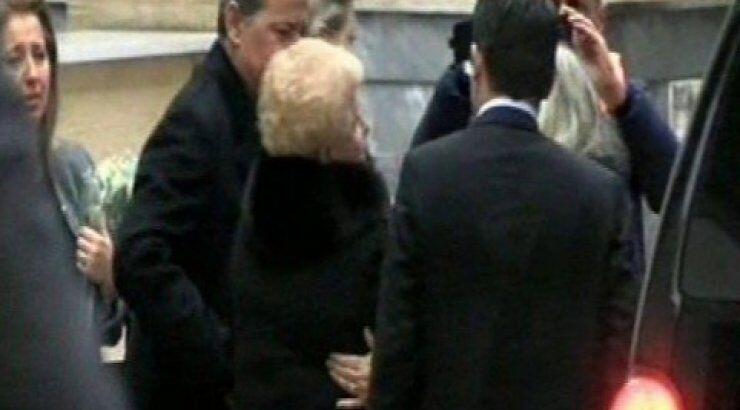 Φώναζε στους δημοσιογράφους η Βέφα: "Κλείστε τις κάμερες! Τώρα θυμηθήκατε την κόρη μου;"