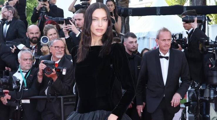 Irina Shayk: Με κοστούμι από Mango και flat σανδάλια στο φεστιβάλ Καννών