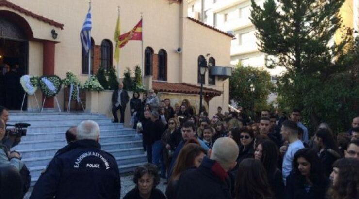 Πλήθος κόσμου στην εκκλησία για να υποδεχτεί την σορό του Παντελή Παντελίδη [βίντεο & εικόνες]