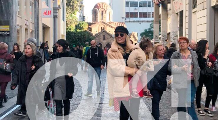 Η Άντρη Καραντώνη στην Αθήνα μαζί με την κορούλα της, Αργυρώ