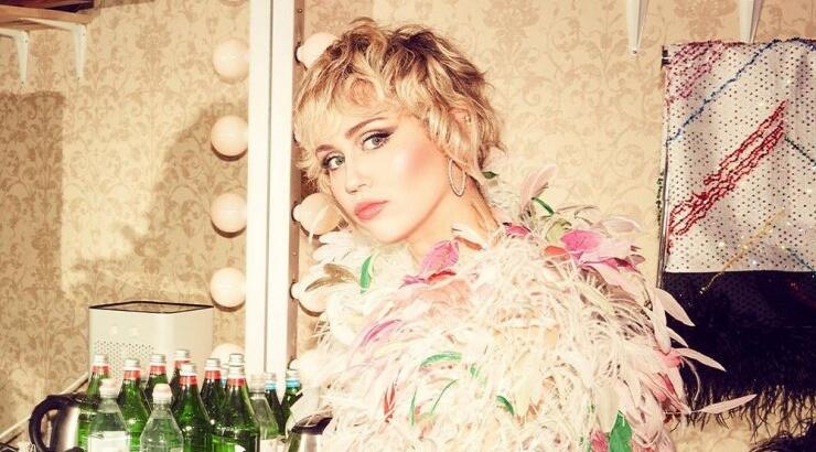 Η Miley Cyrus ανανέωσε το χρώμα των μαλλιών της και μας δίνει 00s vibes!