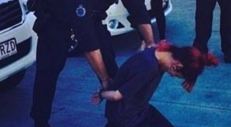  Συνέλαβαν διάσημη τραγουδίστρια και η φωτογραφία προκάλεσε πανικό στα social media!