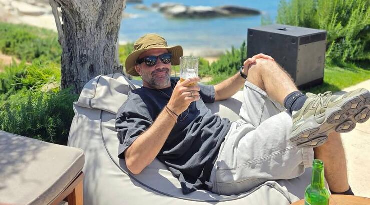 Πάσχα στην Πάφο για την οικογένεια Σοφοκλέους – Αγκαλιά με την κόρη του ο ηθοποιός [εικόνα]