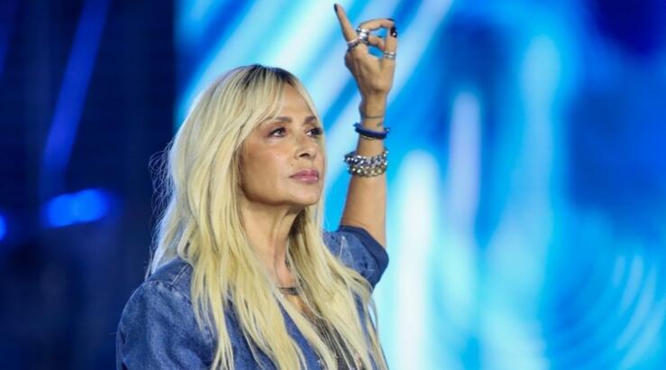 Άννα Βίσση: Το σπάνιο στιγμιότυπο με τον πατέρα της σε ηλικία 5 ετών, στην Πύλα [εικόνα]